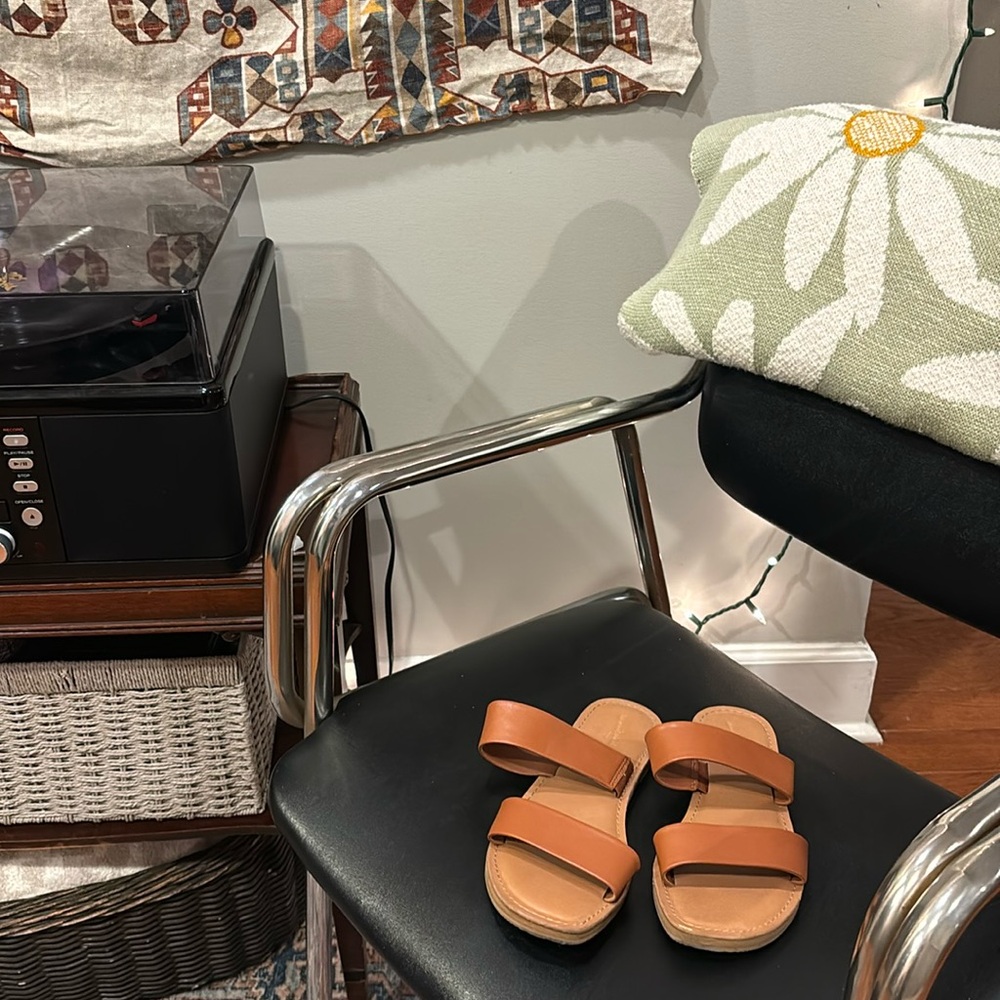 Universal Thread Sandals